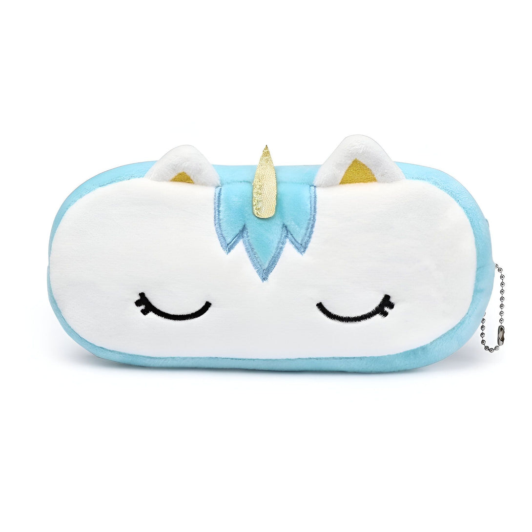 Une trousse en peluche en forme de licorne bleue et blanche avec une fermeture éclair. La trousse est décorée d'une corne dorée, d'oreilles blanches et de cils noirs.