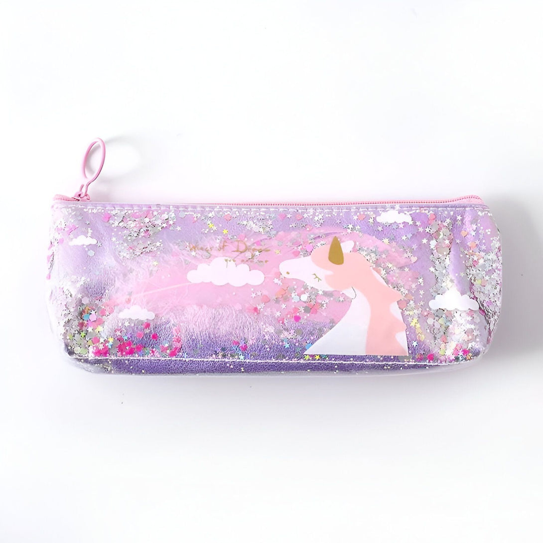 Une trousse transparente remplie de paillettes violettes et roses en forme de licorne.