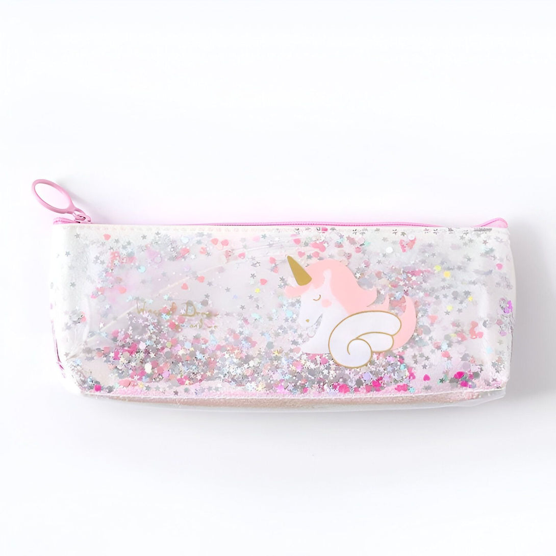 Une trousse transparente remplie de paillettes roses et argentées avec une fermeture éclair rose. Sur la trousse, il y a un motif de licorne blanche et rose avec des étoiles et des cœurs.