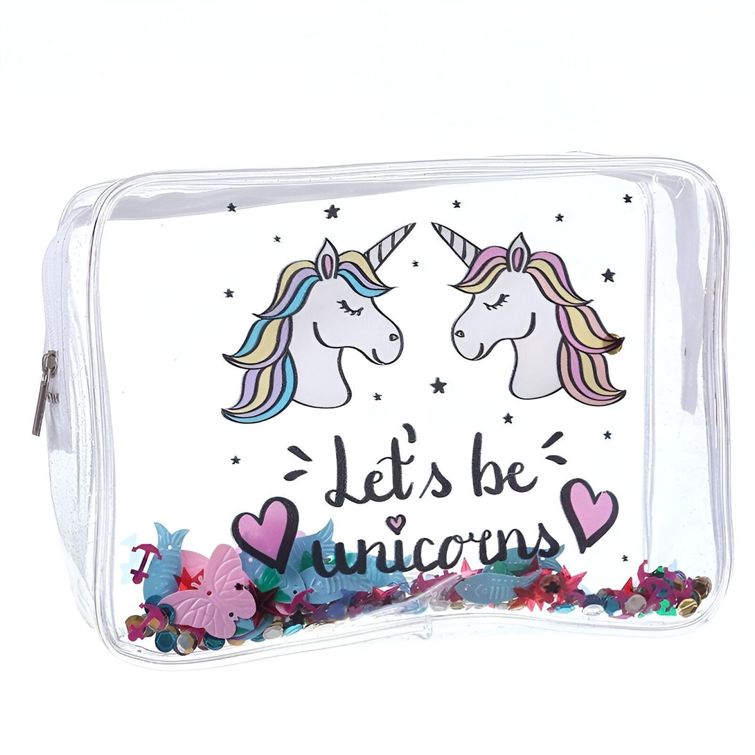 Une trousse transparente remplie de paillettes et de confettis en forme de poisson. Sur la trousse, il y a deux licornes et l'inscription "Let's be unicorns".