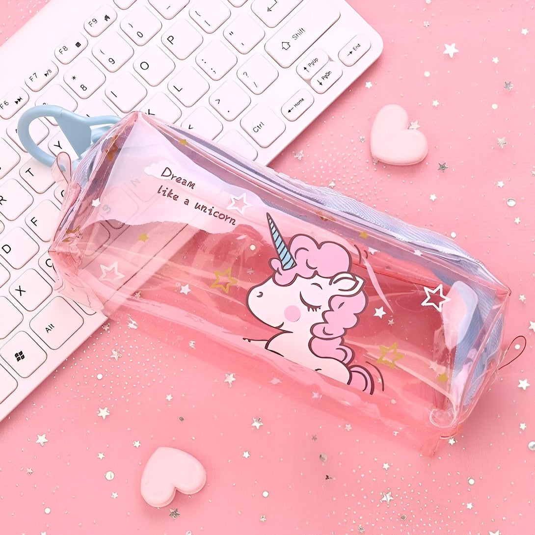 Une trousse transparente avec une licorne rose et des étoiles.