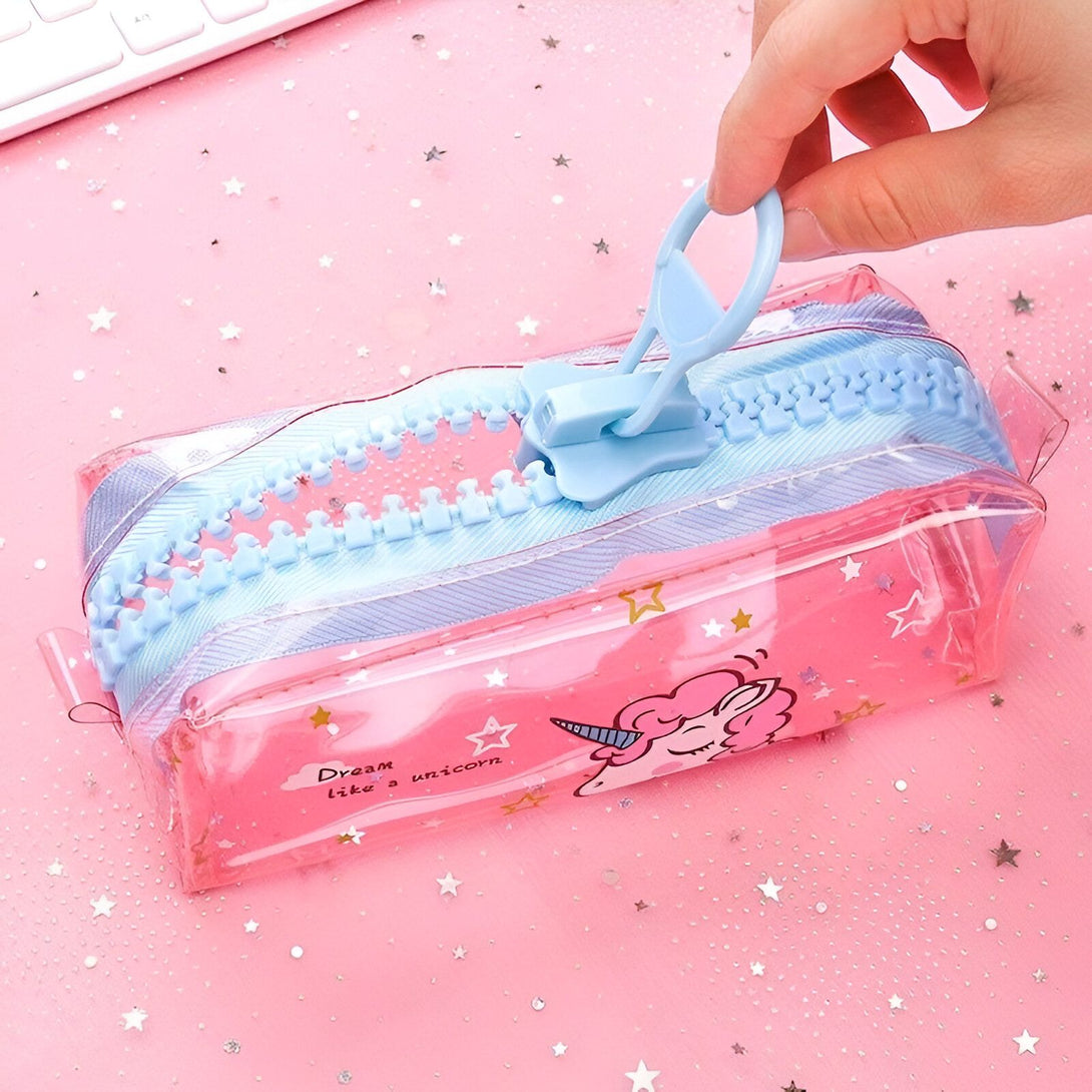 Une trousse transparente avec une fermeture éclair colorée et un motif de licorne rose.