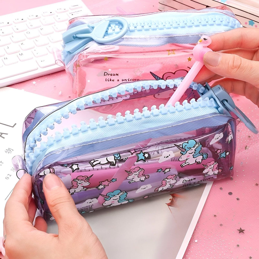 Une trousse transparente avec une fermeture éclair en forme de licorne. La trousse est remplie de fournitures scolaires colorées, comme des stylos, des crayons et des marqueurs.