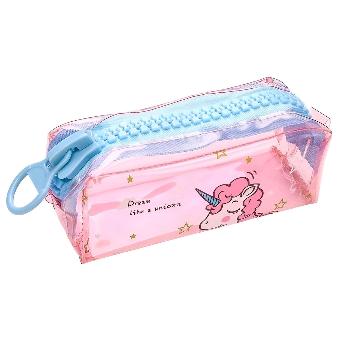 Une trousse transparente rose avec une fermeture éclair bleue et un motif de licorne.