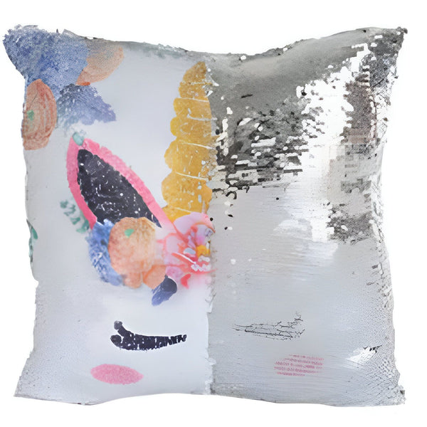 Coussin carré à paillettes représentant un visage de licorne orné de fleurs. La moitié droite du coussin est argentée et brillante. Accessoire de décoration intérieure fantaisiste et ludique., 45501048848639 | Licorne Shop