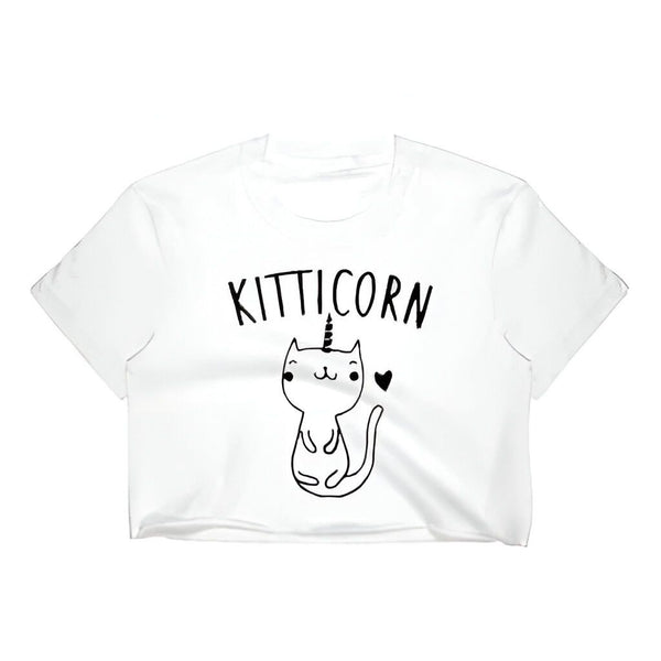 T-shirt blanc court avec l'inscription "Kitticorn" et un chat licorne mignon en noir. Vêtement décontracté avec un motif fantaisiste, idéal pour les amoureux des chats et des licornes. Mode estivale confortable et stylée., 45501299294463 | Licorne Shop