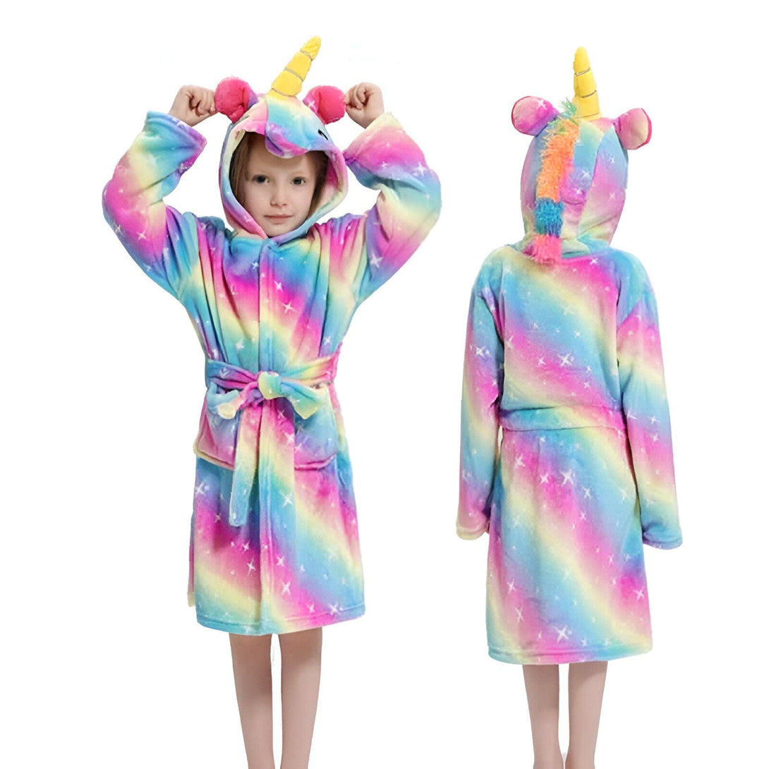 Deux enfants portent des peignoirs de bain licorne colorés. Le peignoir est en polaire doux et a une capuche avec une corne de licorne. Il y a aussi des étoiles sur le peignoir., 45501092659455,45501092692223,45501092724991,45501092757759,45501092790527,45501092823295,45501092856063,45501092888831 | Licorne Shop