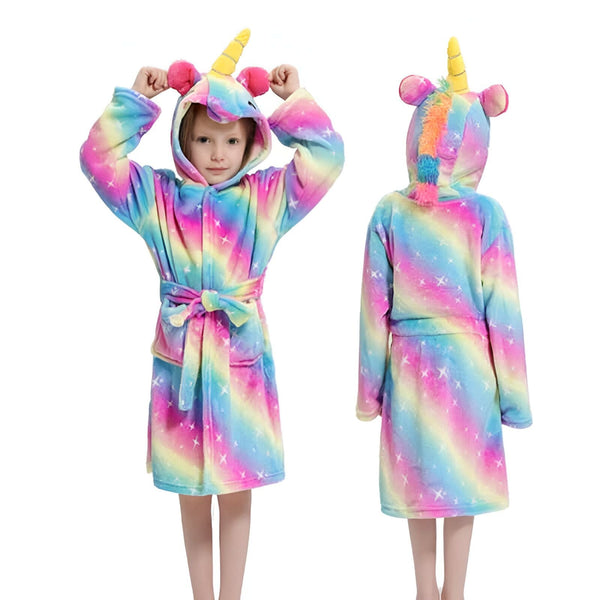 Deux enfants portent des peignoirs de bain licorne colorés. Le peignoir est en polaire doux et a une capuche avec une corne de licorne. Il y a aussi des étoiles sur le peignoir., 45501092659455,45501092692223,45501092724991,45501092757759,45501092790527,45501092823295,45501092856063,45501092888831 | Licorne Shop