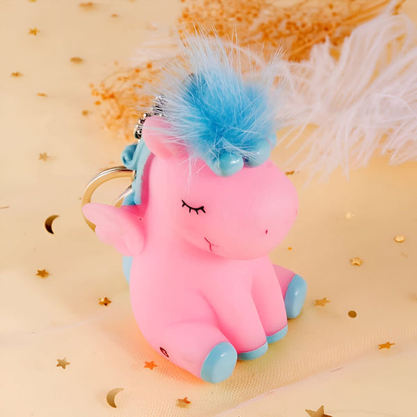 Porte-clés licorne rose avec crinière et queue bleues en fausse fourrure. Cadeau mignon et fantaisiste. Accessoire de mode unique pour sac à dos ou trousseau de clés. Objet de collection pour les amoureux des licornes., 45501197385983 | Licorne Shop
