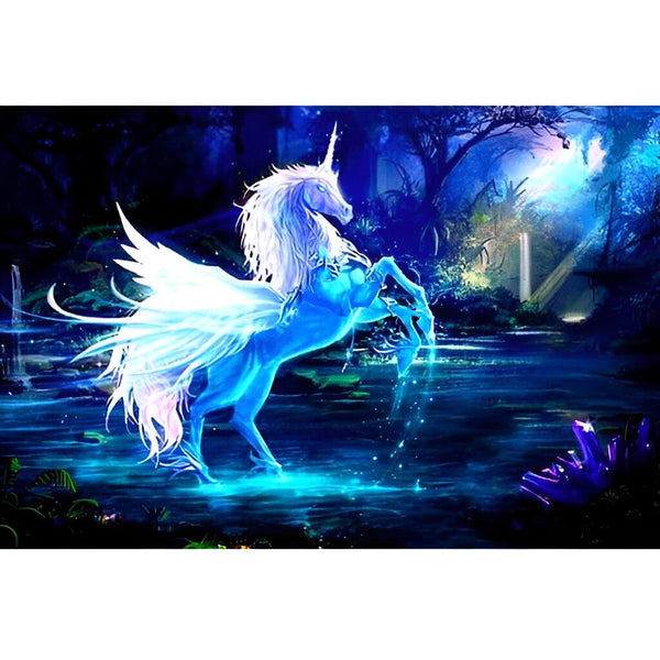 Image d'un magnifique Pégase licorne bleu et blanc, les pieds dans l'eau, avec une forêt en arrière-plan. Créature mythique avec une corne et des ailes., 45501389865215 | Licorne Shop