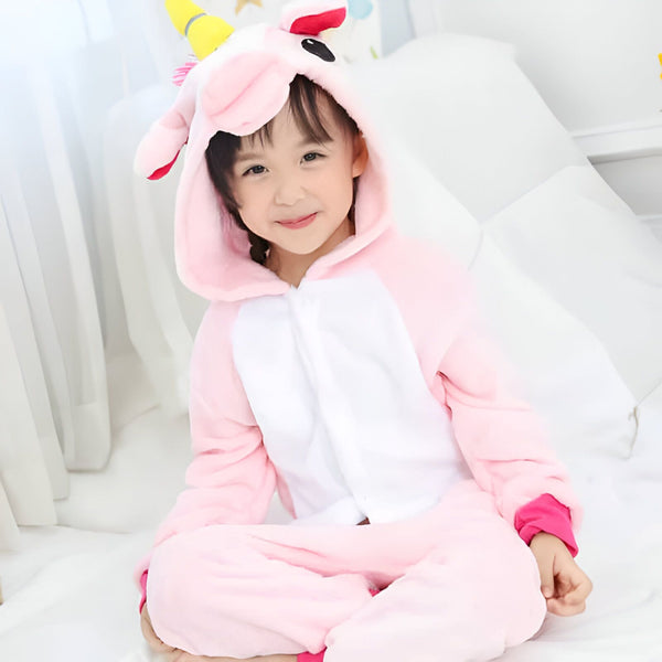Portrait d'une jeune fille souriante portant un pyjama rose et blanc d'animal, avec une capuche d'une tête de licorne., 45502004134143,45502004166911,45502004199679,45502004232447,45502004265215,45502004297983,45502004330751,45502004363519 | Licorne Shop