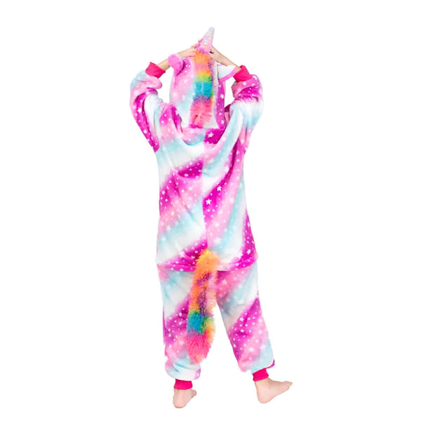 Enfant portant un pyjama licorne rose, bleu et blanc avec une queue et une crinière arc-en-ciel. Vue de dos., 45502360092927,45502360125695,45502360158463,45502360191231,45502360223999,45502360256767,45502360289535,45502360322303 | Licorne Shop