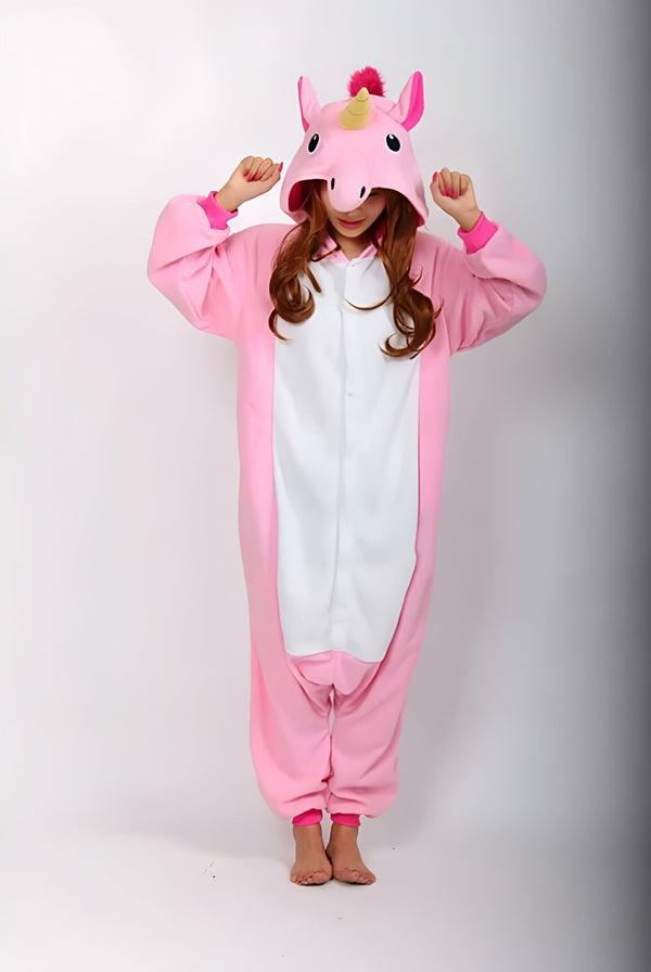 Personne portant un pyjama confortable et amusant en forme de licorne rose et blanche. Idéal pour se détendre à la maison ou pour une fête costumée., 45502006919423,45502006952191,45502006984959,45502007017727,45502007050495,45502007083263,45502007116031,45502007148799 | Licorne Shop