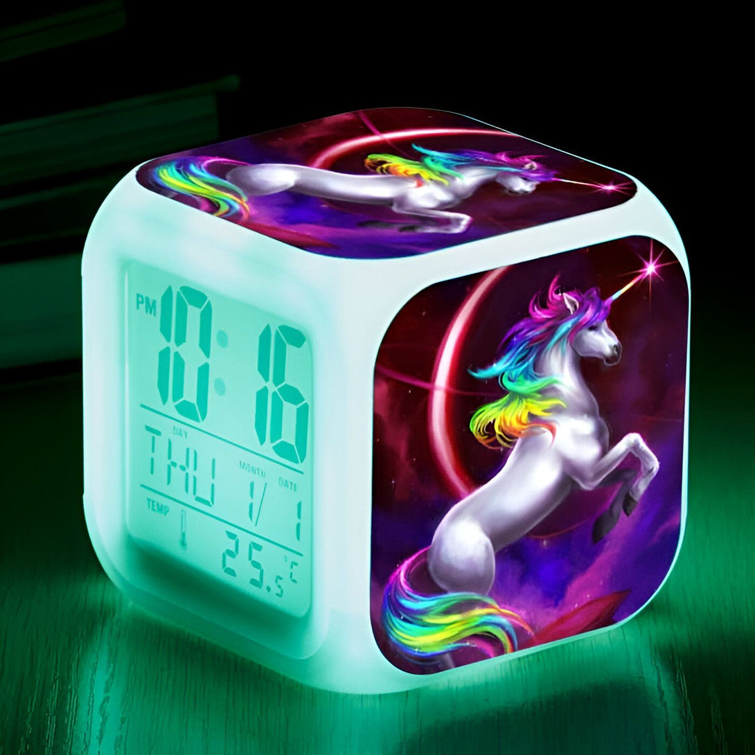 Réveil numérique en forme de cube lumineux décoré avec des motifs d'licornes arc-en-ciel sur fond cosmique. L'écran affiche l'heure, la date et la température., 45501031940351 | Licorne Shop