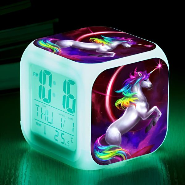 Réveil numérique en forme de cube lumineux décoré avec des motifs d'licornes arc-en-ciel sur fond cosmique. L'écran affiche l'heure, la date et la température., 45501031940351 | Licorne Shop