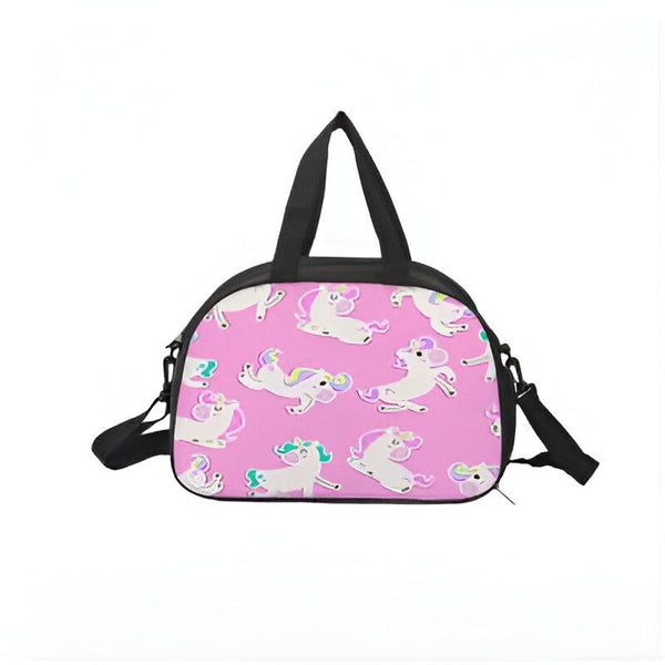 Sac de sport rose à motifs licornes blanches et colorées. Il a des poignées noires et une bandoulière noire détachable. Idéal pour les enfants, il est parfait pour les activités sportives ou les voyages., 45501326983423 | Licorne Shop