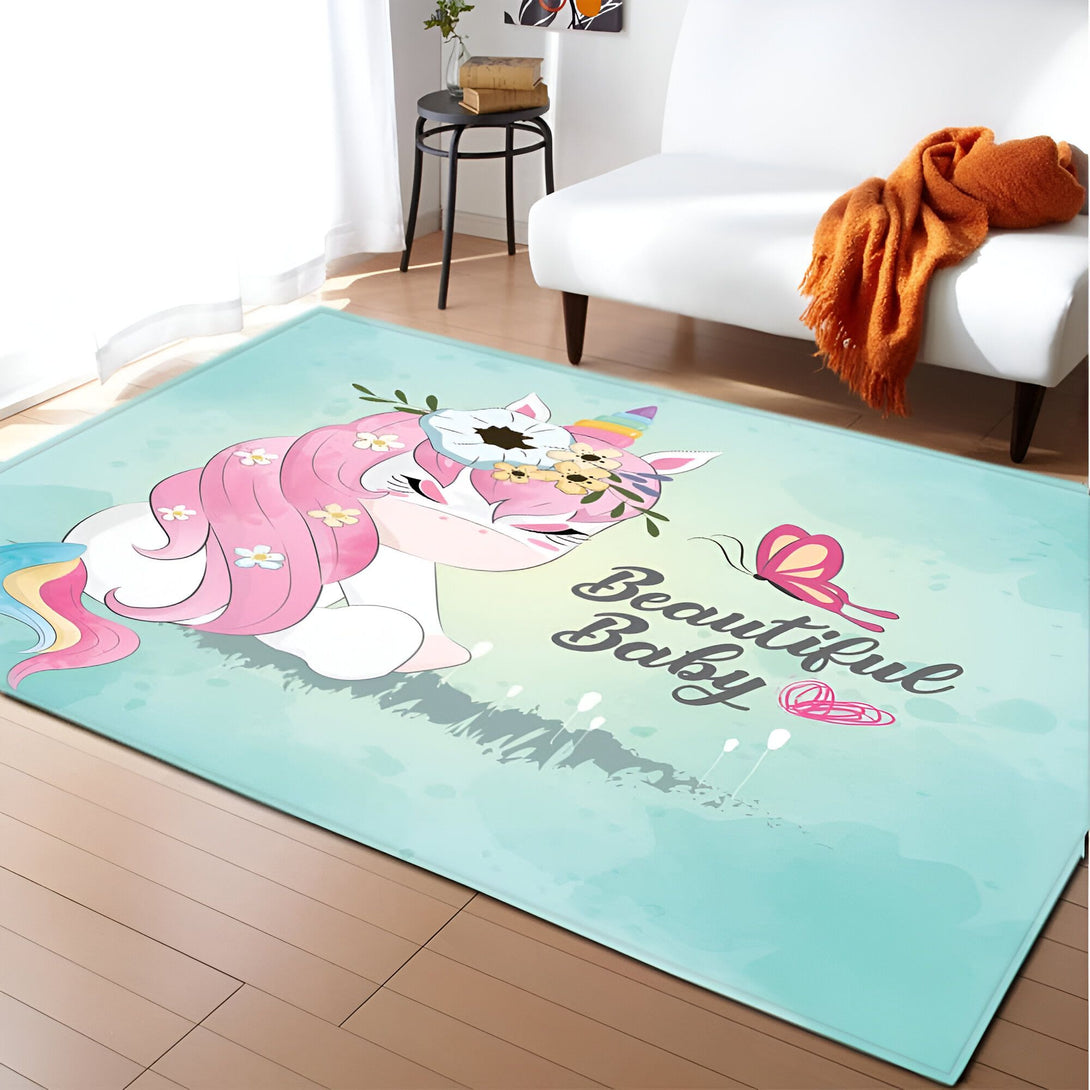 Tapis pour enfants avec motif de licorne rose et inscription « Beautiful Baby » sur fond turquoise. Décoration intérieure avec table et canapé en arrière-plan., 45501063528703 | Licorne Shop