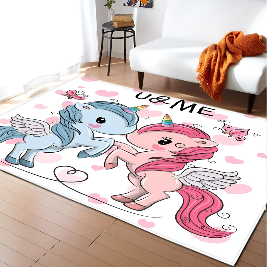 Tapis pour enfants avec des licornes ailées rose et bleue, motif "U & ME", et des cœurs roses. Décoration intérieure avec un fauteuil et une table basse en arrière-plan., 45501064347903 | Licorne Shop