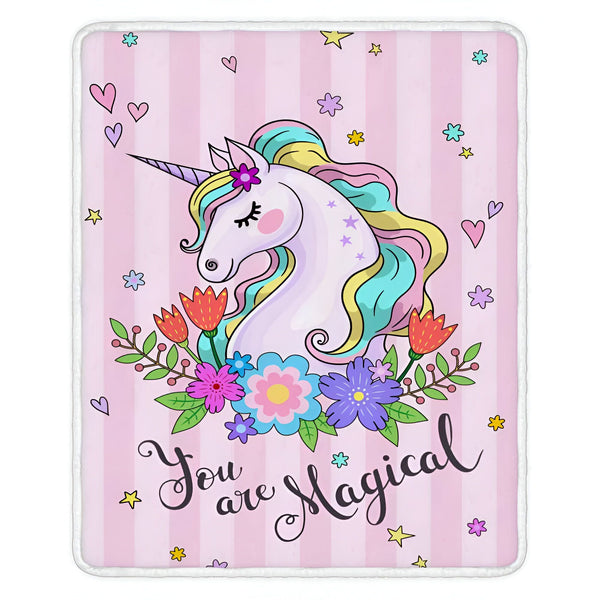 Couverture douce avec un motif de licorne magique sur un fond rose à rayures. L'inscription « You are Magical » est présente en bas, entourée de fleurs colorées et de détails charmants. Idéal pour les enfants et les fans de contes de fées., 45501078110463 | Licorne Shop