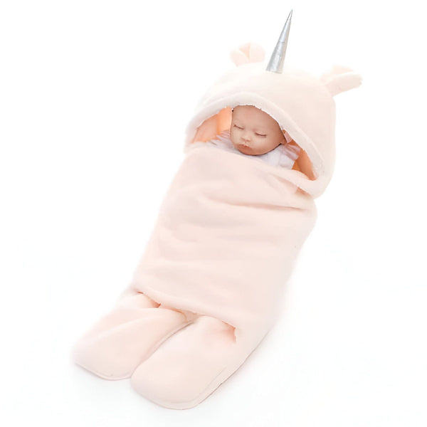 Bébé endormi dans une couverture douillette licorne rose avec capuche et corne argentée. Idéal pour les nuits fraîches, les photos mignonnes et les cadeaux de naissance., 45501034135807 | Licorne Shop