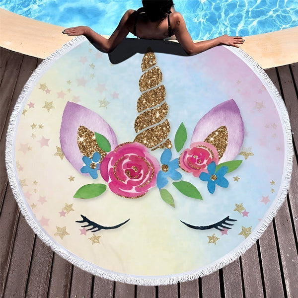 Serviette de plage ronde motif licorne, franges blanches, posée près d'une piscine. Femme bronzant à côté. Idéal pour se détendre au bord de l'eau avec style., 45501254369535 | Licorne Shop