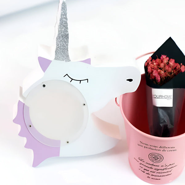 Lampe licorne décorative blanche et mauve avec une corne argentée pailletée à côté d'un bouquet de fleurs séchées roses dans un pot rose., 45501187916031 | Licorne Shop