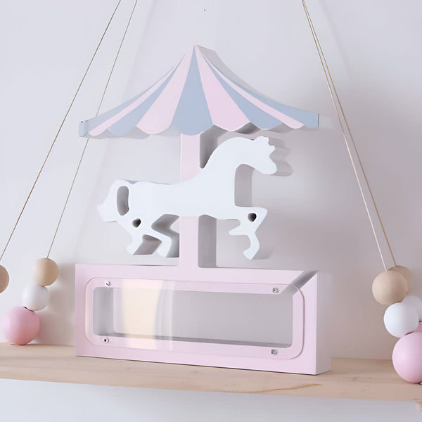 Tirelire carrousel rose et blanc avec cheval en bois, décoration chambre d'enfant, idée cadeau de naissance originale. Économies pour bébé., 45501183394047 | Licorne Shop