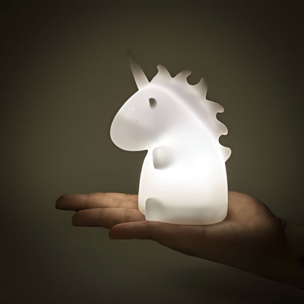 Une main tient une petite lampe de chevet en forme de licorne blanche lumineuse. Design mignon, idéal pour une chambre d'enfant., 45501048160511 | Licorne Shop
