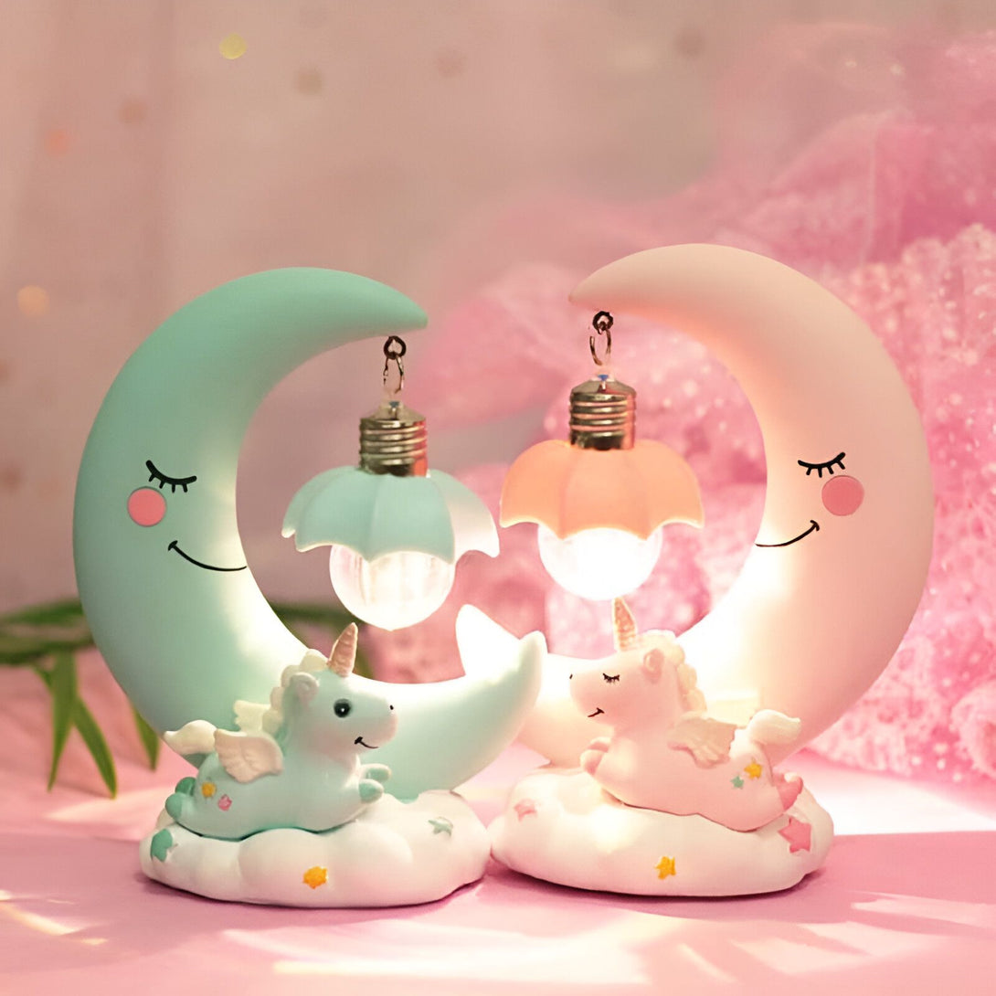 Lampes de chevet décoratives en forme de lune pastel avec des visages souriants et des licornes posées sur des nuages. Éclairage d'ambiance douce, idéal pour chambre d'enfant. Décor féerique et onirique., 45501071360255 | Licorne Shop