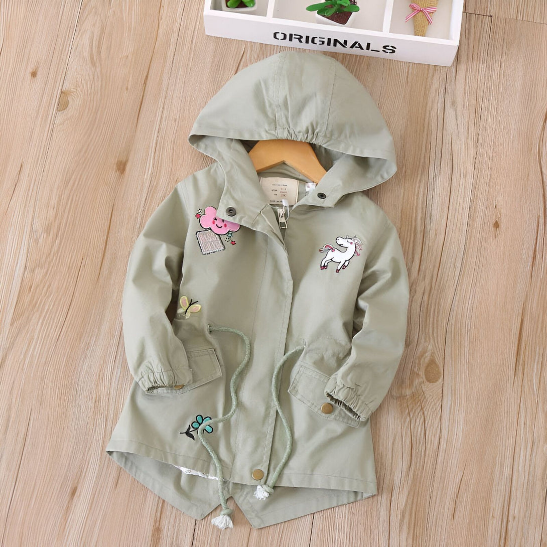 Veste kaki à capuche pour fille, décorée de patchs nuage rose, licorne et fleurs, sur cintre en bois. Vêtement d'extérieur tendance pour enfant., 45501801529599,45501801562367,45501801595135,45501801627903,45501801660671,45501801693439,45501801726207,45501801758975 | Licorne Shop