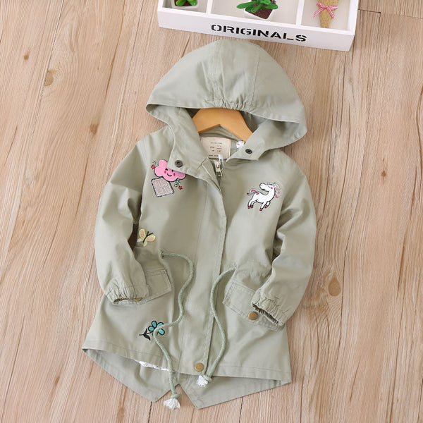 Veste kaki à capuche pour fille, décorée de patchs nuage rose, licorne et fleurs, sur cintre en bois. Vêtement d'extérieur tendance pour enfant., 45501801529599,45501801562367,45501801595135,45501801627903,45501801660671,45501801693439,45501801726207,45501801758975 | Licorne Shop