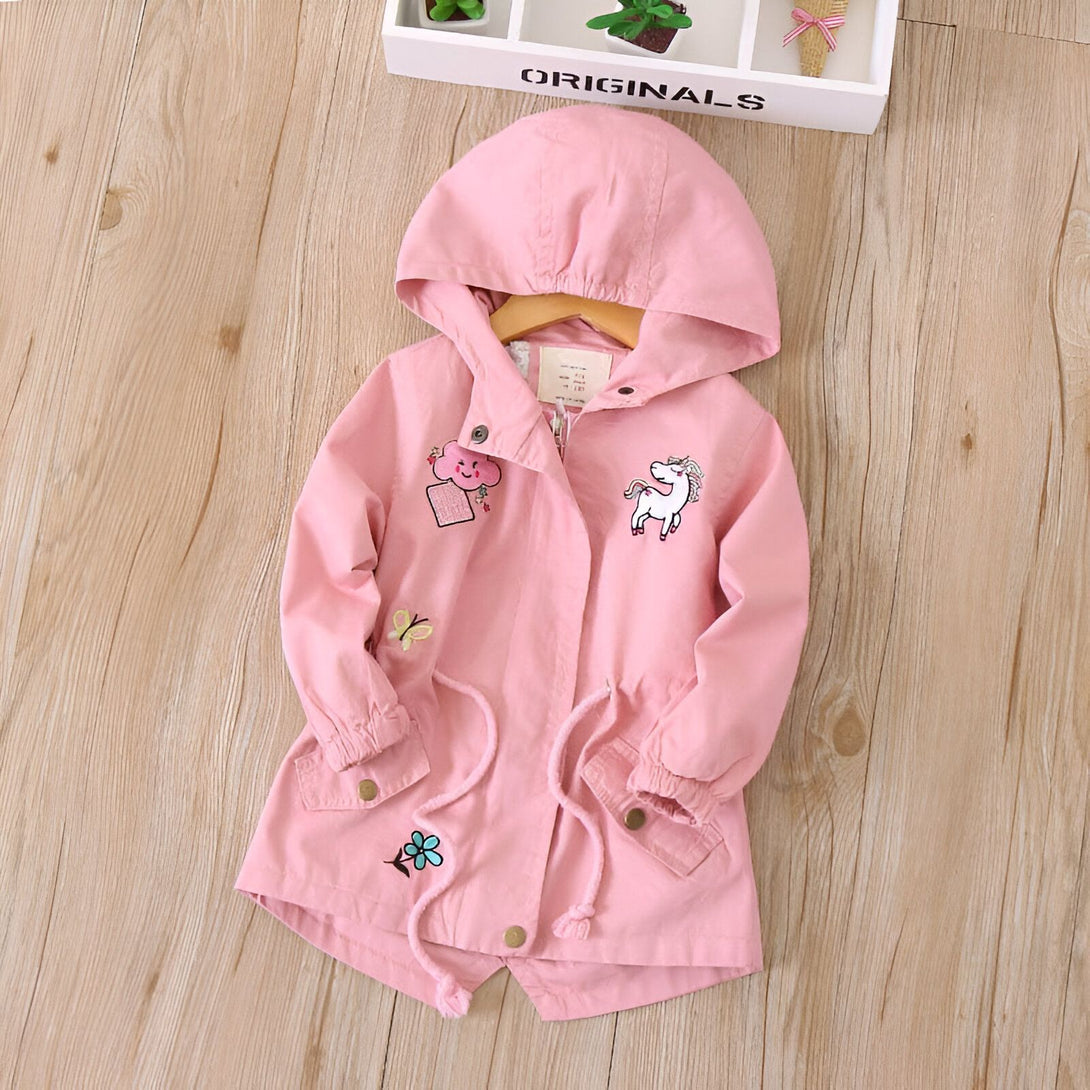 Veste rose pour enfant avec capuche, broderies nuage, licorne, fleur et papillon. Fermeture éclair et cordons de serrage à la taille., 45502385783039,45502385815807,45502385848575,45502385881343,45502385914111,45502385946879,45502385979647,45502386012415 | Licorne Shop