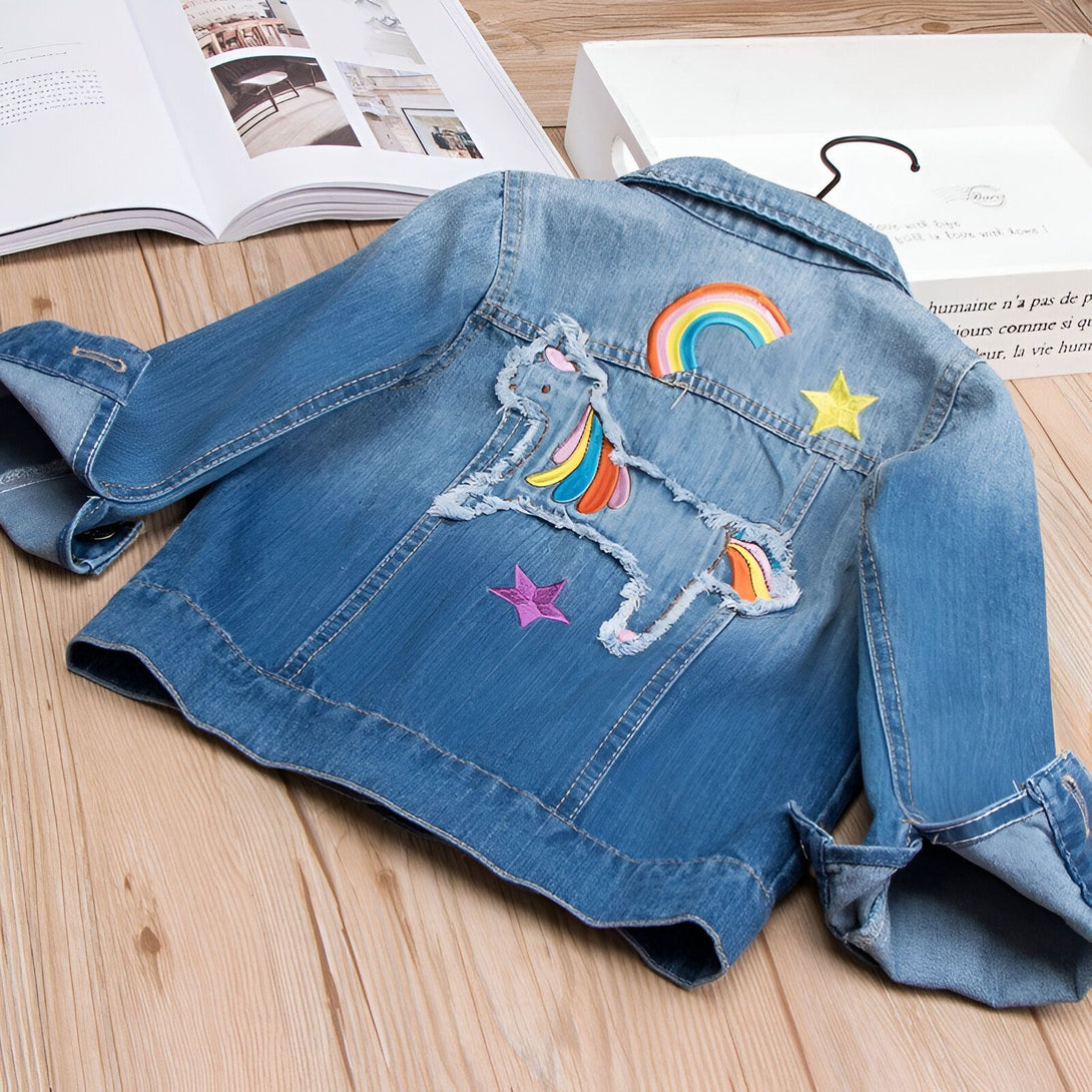 Veste en jean pour enfant avec des appliqués mignons : un arc-en-ciel, une étoile et une licorne colorée. Idéale pour un look tendance et fantaisiste. Vêtement pour filles stylé., 45501834363135,45501834395903,45501834428671,45501834461439,45501834494207,45501834526975,45501834559743,45501834592511 | Licorne Shop