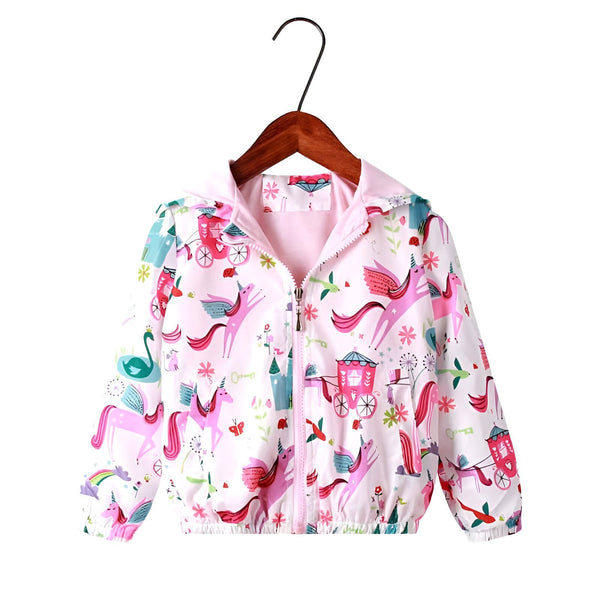 Veste légère pour enfant à motif licornes et carrosses féériques, suspendue à un cintre. Vêtement rose doublé pour fille, idéal pour la mi-saison. Fermeture éclair centrale., 45501801791743,45501801824511,45501801857279,45501801890047,45501801922815,45501801955583,45501801988351,45501802021119 | Licorne Shop