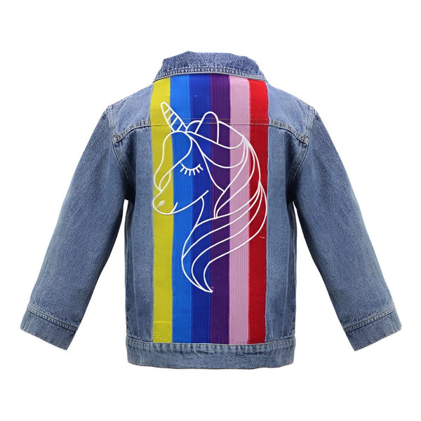 Veste en jean pour enfants avec un motif licorne brodé sur un fond arc-en-ciel coloré. Vue arrière du vêtement, idéal pour le printemps ou l'été. Mode enfantine originale et tendance., 45501839606015,45501839638783,45501839671551,45501839704319,45501839737087,45501839769855,45501839802623,45501839835391 | Licorne Shop
