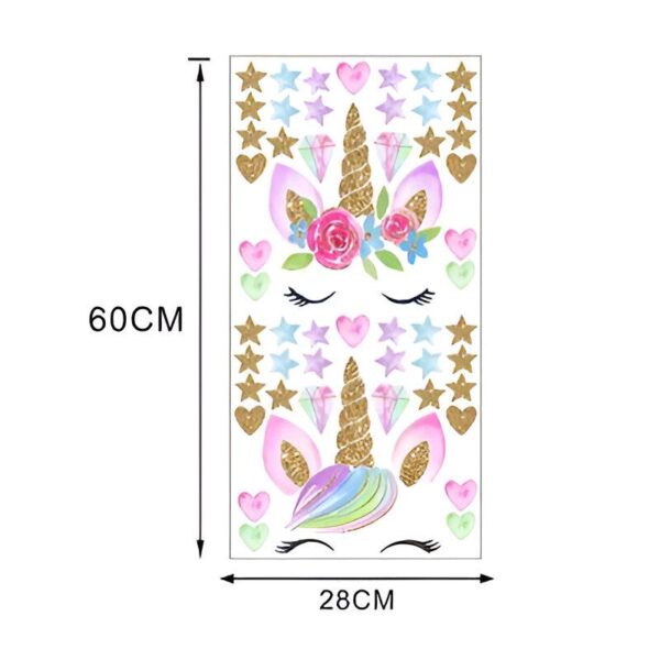 L'image montre une licorne avec une crinière et une queue arc-en-ciel. Elle a une corne dorée et des fleurs roses dans les cheveux. Elle est entourée d'étoiles et de cœurs.