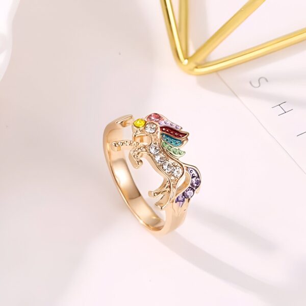 Bague dorée ornée d'un motif de licorne colorée avec des pierres brillantes. Bijou fantaisie pour femme, style unique et magique., 45501855170815,45501855203583,45501855236351,45501855269119,45501855301887,45501855334655,45501855367423,45501855400191,45501855432959,45501855465727,45501855498495,45501855531263,45501855564031,45501855596799,45501855629567 | Licorne Shop