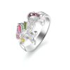 bague-licorne-argentee-en-cuivre-1a L'image montre une bague en forme de licorne. La licorne est sertie de cristaux de différentes couleurs. La bague est en argent.