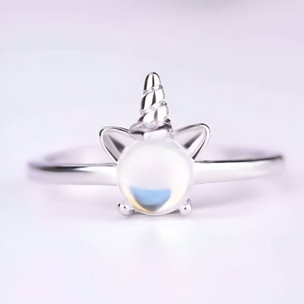 Bague licorne en argent avec une pierre de lune irisée. Bijou fantaisie pour femme en forme de licorne. Accessoire de mode féerique et original., 45501861363967,45501861396735,45501861429503,45501861462271,45501861495039,45501861527807,45501861560575,45501861593343,45501861626111,45501861658879,45501861691647,45501861724415,45501861757183,45501861822719,45501861855487 | Licorne Shop