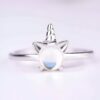 Bague licorne en argent avec une pierre de lune irisée. Bijou fantaisie pour femme en forme de licorne. Accessoire de mode féerique et original., 45501861363967,45501861396735,45501861429503,45501861462271,45501861495039,45501861527807,45501861560575,45501861593343,45501861626111,45501861658879,45501861691647,45501861724415,45501861757183,45501861822719,45501861855487 | Licorne Shop
