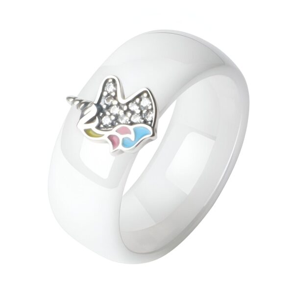 Bague en céramique blanche avec une licorne incrustée de zircons multicolores.