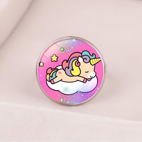 Bague avec un dessin d'un mignon licorne dormant sur un nuage blanc, avec un fond rose et des étoiles jaunes., 45501851074815,45501851107583,45501851140351,45501851173119,45501851205887,45501851238655,45501851304191,45501851336959,45501851402495,45501851435263,45501851500799,45501851566335,45501851599103,45501851664639,45501851730175 | Licorne Shop