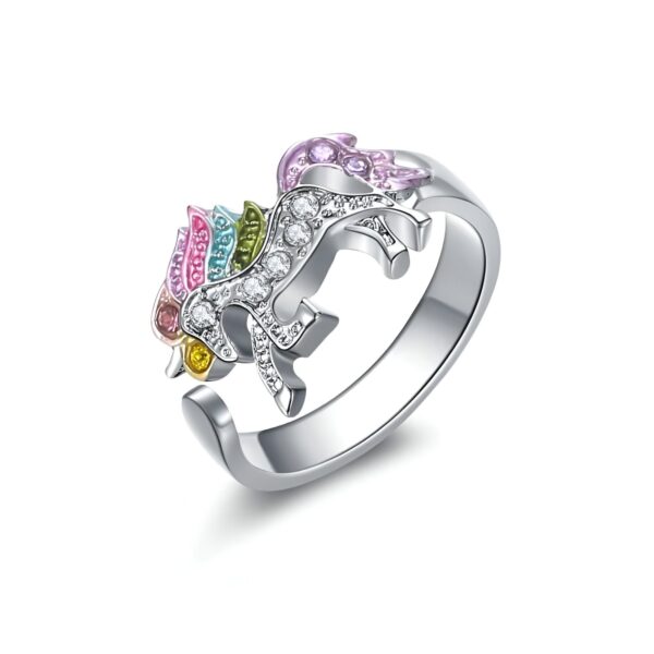 Bague ajustable en forme de licorne argentée, crinière arc-en-ciel et corps serti de brillants. Bijou fantaisie pour femme, style féérique., 45501857038591,45501857071359,45501857104127,45501857136895,45501857169663,45501857202431,45501857235199,45501857267967,45501857300735,45501857333503,45501857366271,45501857399039,45501857431807,45501857464575,45501857497343 | Licorne Shop