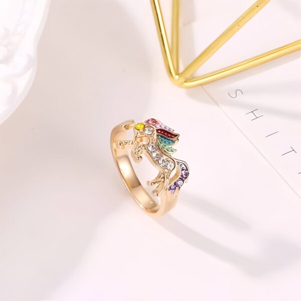 Bague dorée en forme de licorne ornée de cristaux multicolores, accessoire de mode fantaisie pour femme. Bijou unique et élégant avec détails arc-en-ciel., 45501849633023,45501849829631,45501849927935,45501850026239,45501850157311,45501850255615,45501850321151,45501850353919,45501850386687,45501850419455,45501850452223,45501850484991,45501850517759,45501850550527,45501850583295 | Licorne Shop