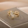 Une bague en or avec un motif de licorne incrusté de zircons.