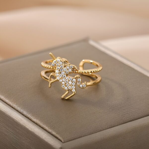 Une bague en or avec un motif de licorne incrusté de zircons.