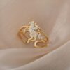 Bague en forme de licorne en or sertie de zircons cubiques transparents.
