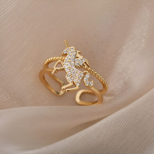 Bague en forme de licorne en or sertie de zircons cubiques transparents.