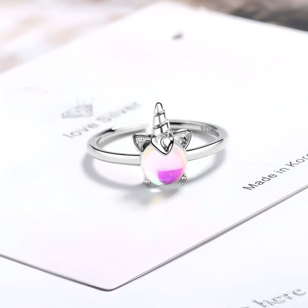 Bague licorne argentée avec pierre opalescente. Bijou fantaisie avec un design unique et mignon. Accessoire de mode féérique pour les femmes. Idée cadeau originale et tendance., 45502384177407,45502384210175,45502384242943,45502384275711,45502384308479,45502384341247,45502384374015,45502384406783,45502384439551,45502384472319,45502384505087,45502384537855,45502384570623,45502384603391,45502384636159 | Licorne Shop
