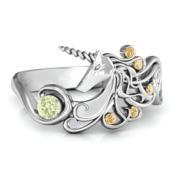 Bague en argent en forme de licorne, ornée de pierres précieuses jaunes et vertes. Design fantaisiste et élégant, idéal pour les amoureux des licornes et des bijoux originaux. Accessoire de mode unique., 45501862150399,45501862183167,45501862215935,45501862248703,45501862281471,45501862314239,45501862347007,45501862379775,45501862412543,45501862445311,45501862478079,45501862510847,45501862543615,45501862576383,45501862609151 | Licorne Shop